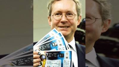 Jaime Byrom muestra boletos oficiales para el Mundial de 2002 en Corea y Japón.