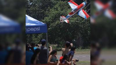 Uno de los aviones mientras efectúa acrobacias.
