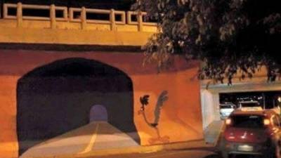El muro fue pintado de otro color para que los conductores no se confundieran, pero siempre ocurrió un accidente.