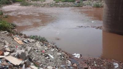 Un cuerpo flotando se encontró abajo del puente Carías en Tegucigalpa. Foto: Radio América