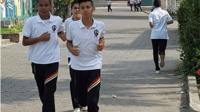 Estudiantes del Técnico Alemán practican trote antes de su clase de educación física.