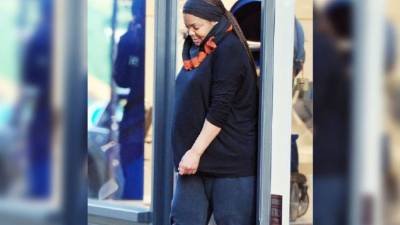 Janet Jackson luce su panza de embarazada.