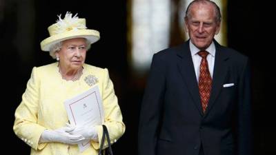 La reina Isabel II y su marido, el Duque de Edimburgo, a su llegada al serrvicio.