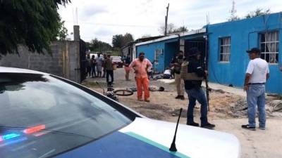 Elementos de la policía estatal resguardan el área donde un comando armado asesinó a varias personas hoy, en la ciudad de Reynosa, estado de Tamaulipas (México).