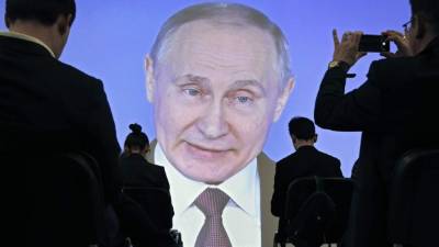 Periodistas siguen en directo el discurso del presidente ruso, Vladimir Putin, durante la Asamblea Federal. EFE