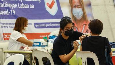 Un residente recibe una inyección de BioNtech Pfizer como refuerzo en medio de un aumento de las infecciones por la variante Omicron.