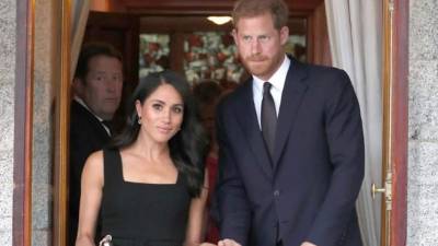 El príncipe Harry y su esposa, Meghan Markle, llegaron este martes a Irlanda. Foto AFP.