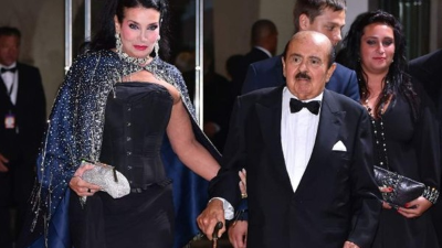 El multimillonario Adnan Khashoggi, junto a su mujer Lamia.