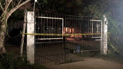 El cuerpo del joven quedó en el interior de la vivienda.