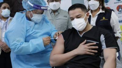 Entre marzo y mayo se prevé que Honduras recibirá las dosis restantes de Covax, para culminar la vacunación del personal de salud, tanto del sector público y privado, así como los otros grupos seleccionados y priorizados.