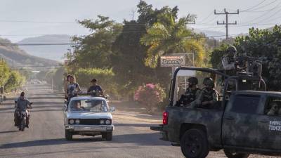 Miembros del Ejército Mexicano ingresaron a Aguililla, que permanecía bajo el control de grupos del crimen organizado, desmantelaron barricadas, repararon carreteras y establecieron retenes.