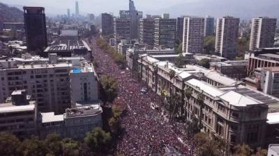 Imagen aérea del centro del Santiago durante la multitudinaria marcha realizada este domingo 8 de marzo con motivo del Día Internacional de la Mujer, en Santiago (Chile).