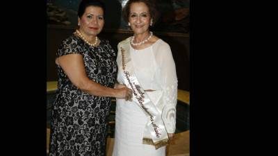 Elizabeth Samara entregó la banda a Victoria Larach.