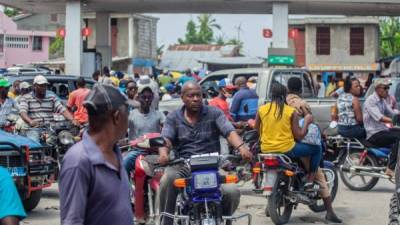 Las personas conducen motocicletas después del terremoto del 14 de agosto en Les Cayes, Haití. Foto AFP
