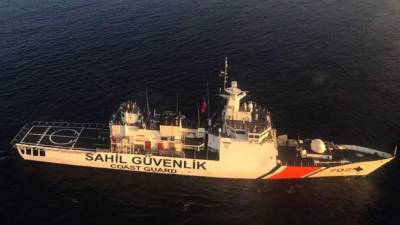 'Los guardacostas y la marina continúan sus búsquedas con el apoyo de un avión militar', según un comunicado del ministerio del Interior. FOTO EFE