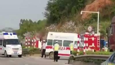 Ambulancias se desvían hacia una carretera lateral al llegar después de que un China Eastern se estrelló en el condado de Teng, en la ciudad de Wuzhou, provincia de Guangxi.