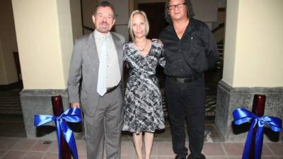 El expositor Francisco Alvarado, Eva Gómez y Carlos Lanza presidieron la esperada inauguración artística.