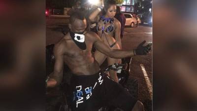 Bolt junto a su novia en una celebración.