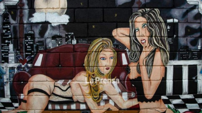 Los reclusos de la mara 18 en la Penitenciaría Nacional de Támara incluyeron figuras de mujeres en los murales para denotar el papel que, según ellos, desempeñan en sus actividades delictivas en Honduras.