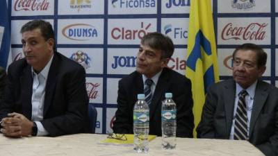 El representante de la FIFA, Primo Corvaro (c) brindó los nombres de los directivos de la Fenafuth.