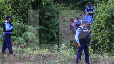 Policías resguardaron la escena en la que fueron encontradas las dos jóvenes.