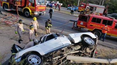 Personal del Cuerpo de Bomberos atiende emergencia vial en Honduras.