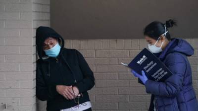 Una mujer visiblemente angustiada se apoya contra una pared afuera del Hospital Wyckoff en la sección Bushwick de Brooklyn. Foto: AFP