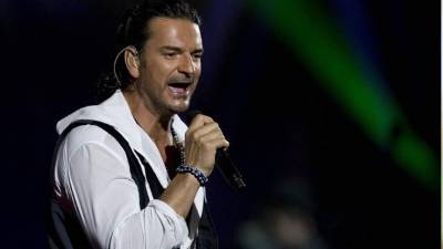 La acción del cantante guatemalteco se debió a las preguntas sobre la mala imagen que cierto sector tiene sobre él.