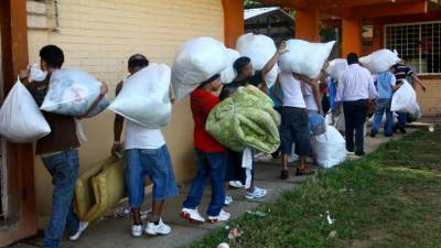 Cargando sus pertenencias, cien menores del Centro Pedagógico El Carmen fueron trasladados ayer por la Policía Militar.