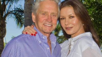 Michael Douglas y su esposa, Catherine Zeta-Jones, visitan con regularidad la isla hondureña.