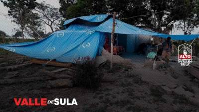 Decenas de familias viven en la orilla de la calle luego de que sus casas fueran destruidas en La Lima, mientras otras en San Manuel duermen en medio de las ruinas.