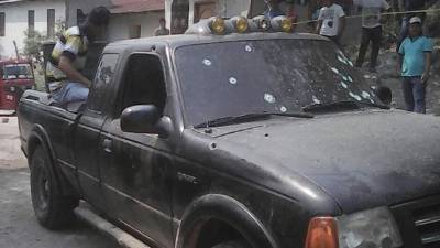 El vehículo en el que se conducía el comerciante quedó lleno de disparos en la parte frontal.