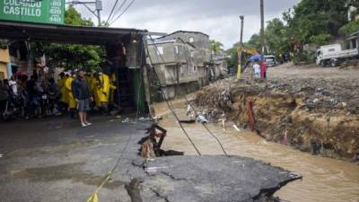 Vista de los daños en una calle después de las fuertes lluvias en medio de la tormenta tropical Laura en Santo Domingo. Foto AFP