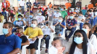 Los alumnos en el evento. Empresa privada, alcaldía, pobladores y Gobierno unieron esfuerzos para reparar la escuela Lempira de Urraco Pueblo en El Progreso. FOTOS: Franklyn Muñoz.