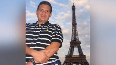 Fabio Lobo subió a Facebook fotografías en París, con la Torre Eiffel de espaldas.