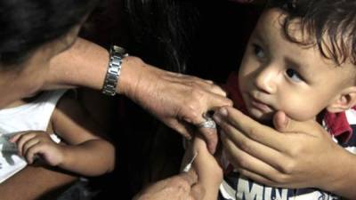 Una enfermera del centro de salud Miguel Paz Barahona inyecta la vacuna a un pequeño.