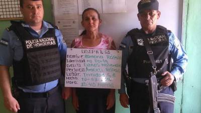 Momentos en que la señora Ramona Rápalo era fichada por las autoridades.
