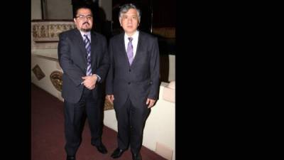 Roberto Zacapa y el embajador de Japón acreditado en Tegucigalpa, Kenji Okada.