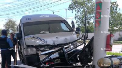 El autobús quedó atrapado en el hierro de la bomba de gasolina.