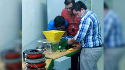 Los estudiantes, junto con el profesor revisan la máquina para darle los últimos detalles. Foto: Cristina Santos