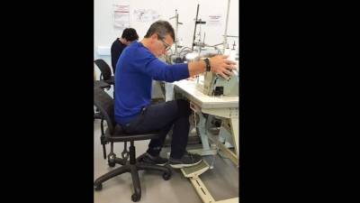 Las clases del actor Antonio Banderas en la escuela de moda Central Saint Martins comienzan a dar sus frutos y ya se maneja sin problemas con una máquina de coser.