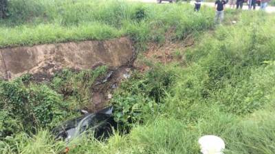 El vehículo quedó destruido en la hondonada.