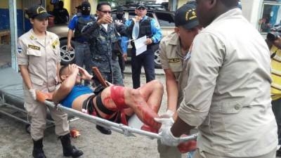 Tomada de Radio América. Un herido es llevado por elementos del Cuerpo de Bomberos de Honduras.