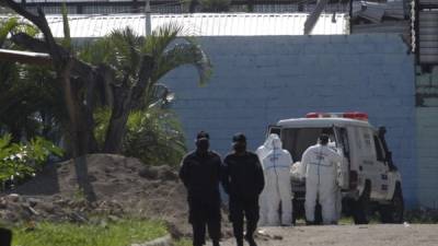 Elementos de Medicina Forense y Policía Nacional durante el levantamiento de las reclusas fallecidas.