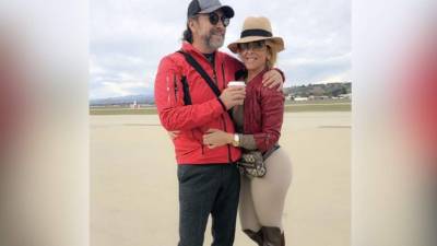 Marco Antonio Solís y su esposa, Cristian Salas.