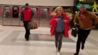Imágenes en las redes sociales muestran a decenas de pasajeros evacuar el aeropuerto de Atlanta.