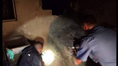 Escena del crimen inspeccionada por autoridades policiales.