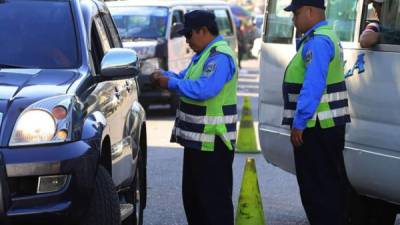 Un agente de Tránsito durante un operativo.