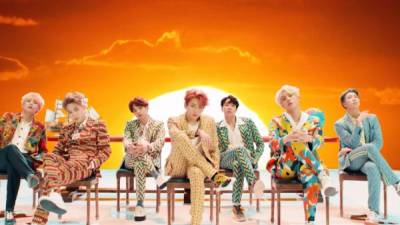 BTS estrenó 'Idol' este viernes 24 de agosto.