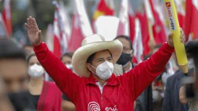 El candidato presidencial de izquierda por el partido Perú Libre, Pedro Castillo, saluda a sus partidarios. Foto AFP